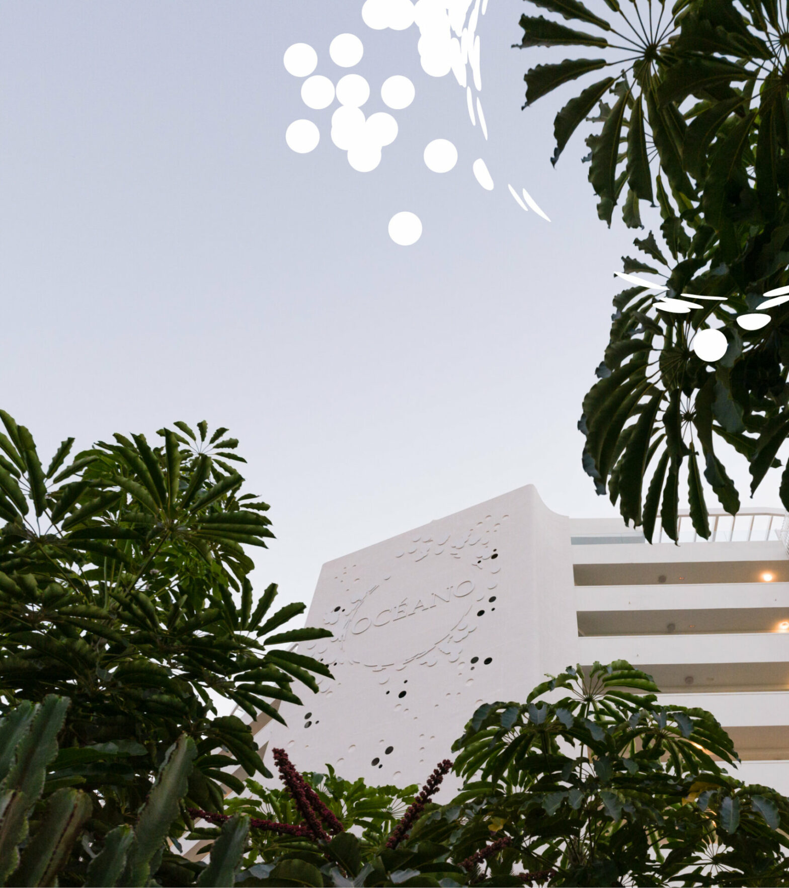 1222 - Hotel mit Logo umrahmt von Pflanzen