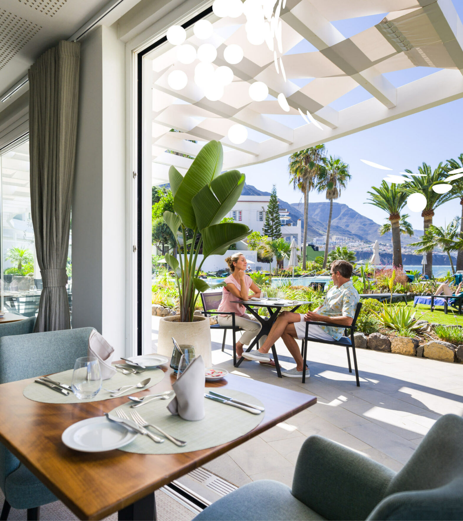 1222 - Restaurant von Innen mit Terrasse